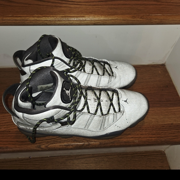 Jordan Athletic Shoes in Silver and Black - Picture 4 of 6